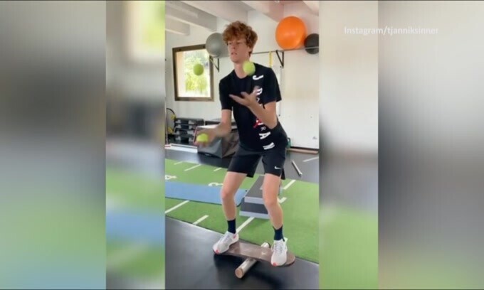 Sinner, l'allenamento da equilibrista del circo