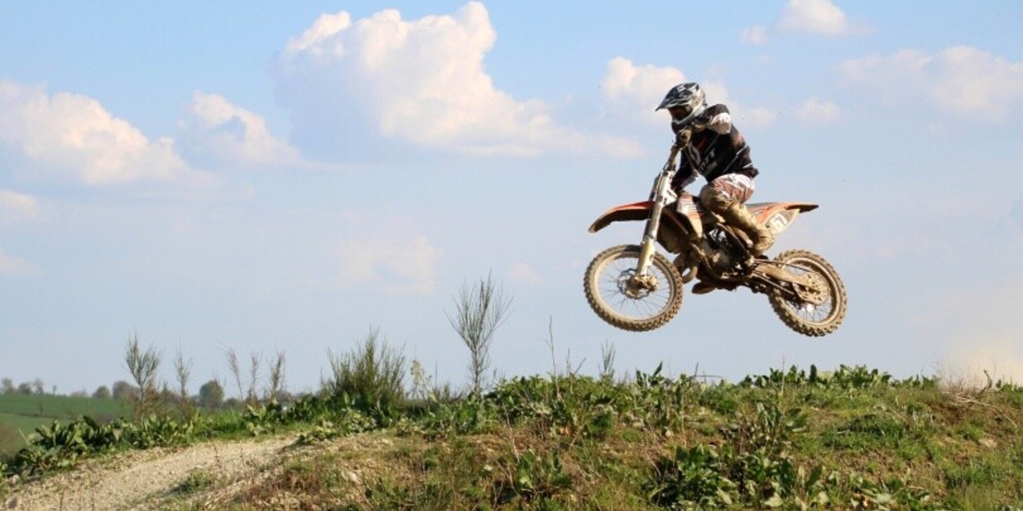 Cross in zona protetta e video sui social: multati dieci motociclisti