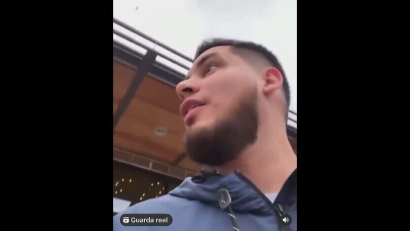 Si mette in posa per il selfie ma non si accorge che di fronte...