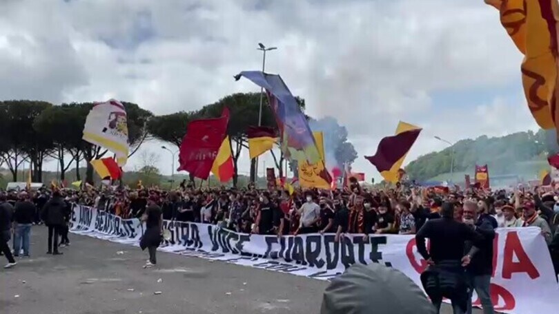 Manchester United-Roma, a Trigoria i tifosi caricano i giallorossi
