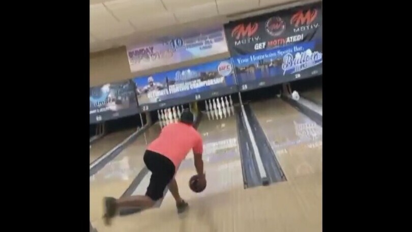 Il campione di bowling tira e fa 300 punti: nella palla ci sono le ceneri del papà