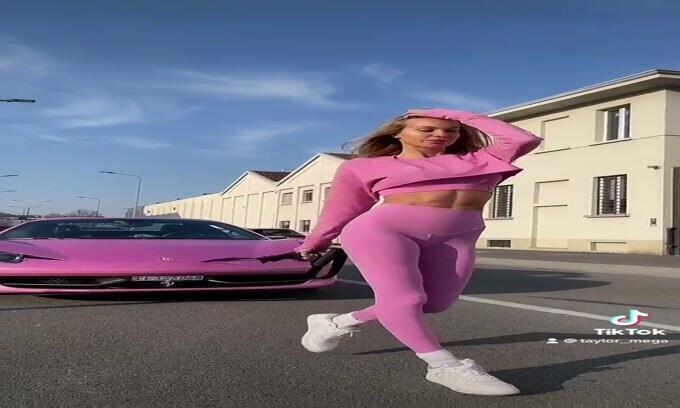 Taylor Mega al guinzaglio con una Ferrari rosa da 260mila euro