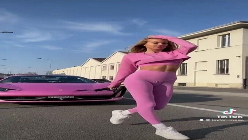 Taylor Mega al guinzaglio con una Ferrari rosa da 260mila euro