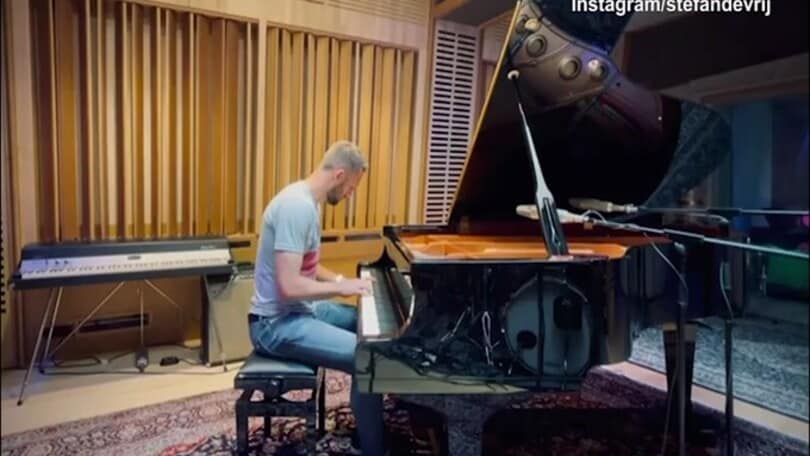 Inter, De Vrij suona il pianoforte: che melodia!