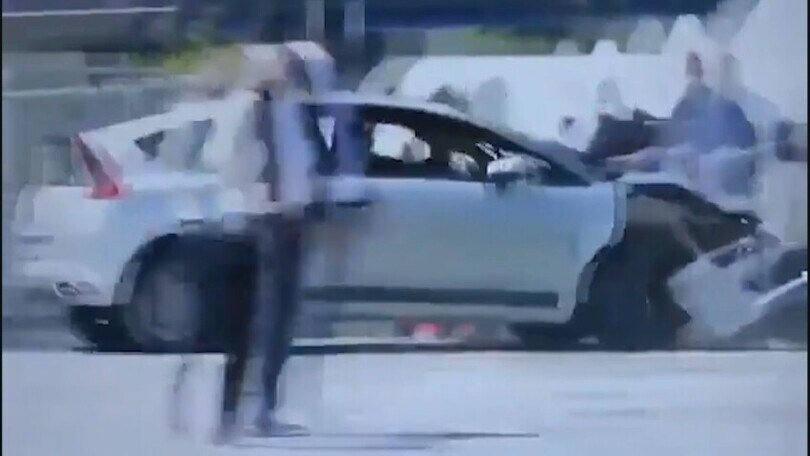 Tirana, l’auto è fuori controllo: un uomo salva tutti con un calcio volante