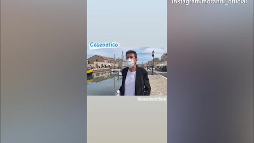 Passeggiata sul porto di Cesenatico per Gianni Morandi
