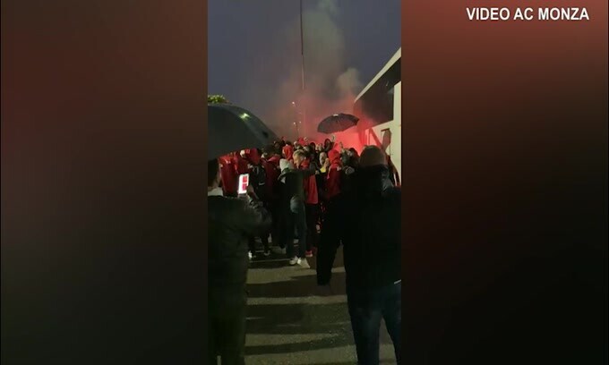 Il Monza torna da Salerno, festa con i tifosi!