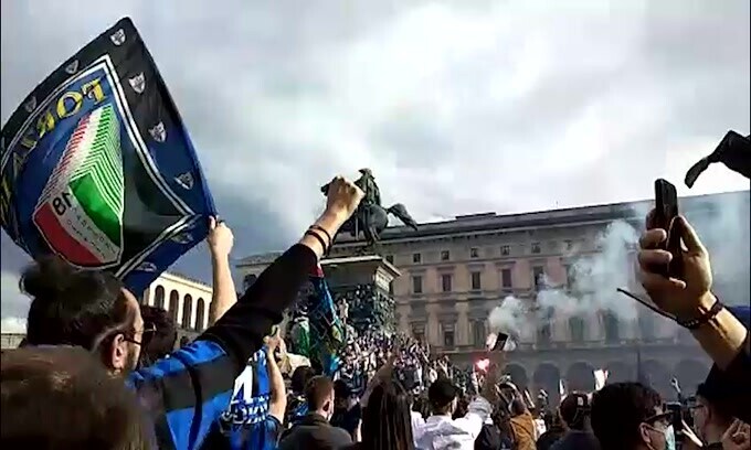 Inter, i tifosi fanno festa in Duomo!