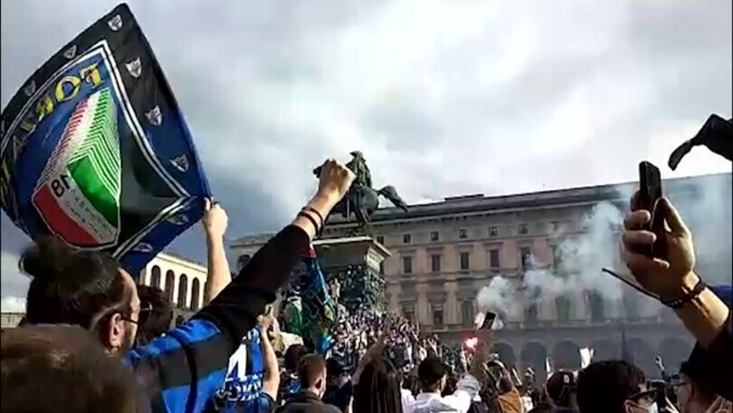 Inter, i tifosi fanno festa in Duomo!