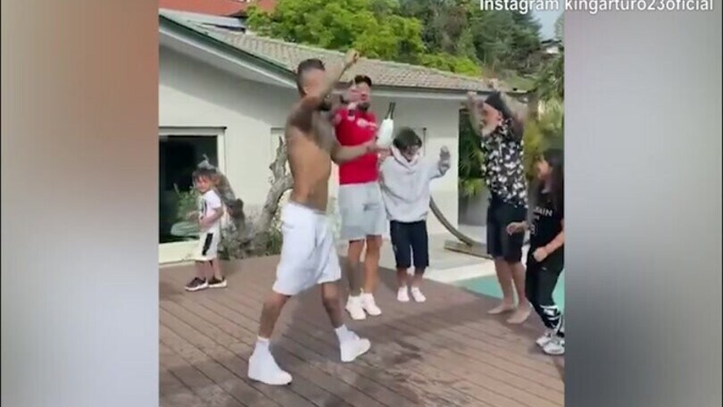 Vidal stappa lo spumante e festeggia