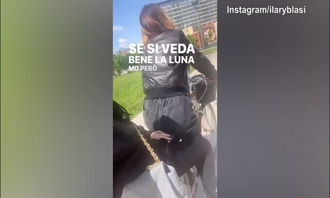 Ilary Blasi in bici per Milano