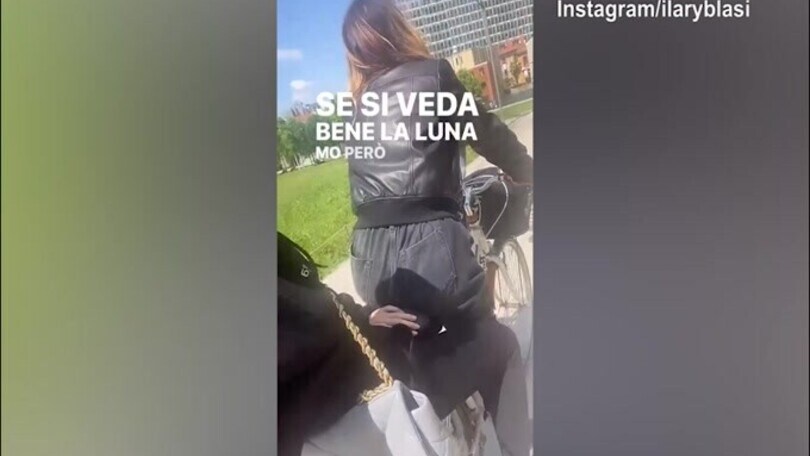 Ilary Blasi in bici per Milano