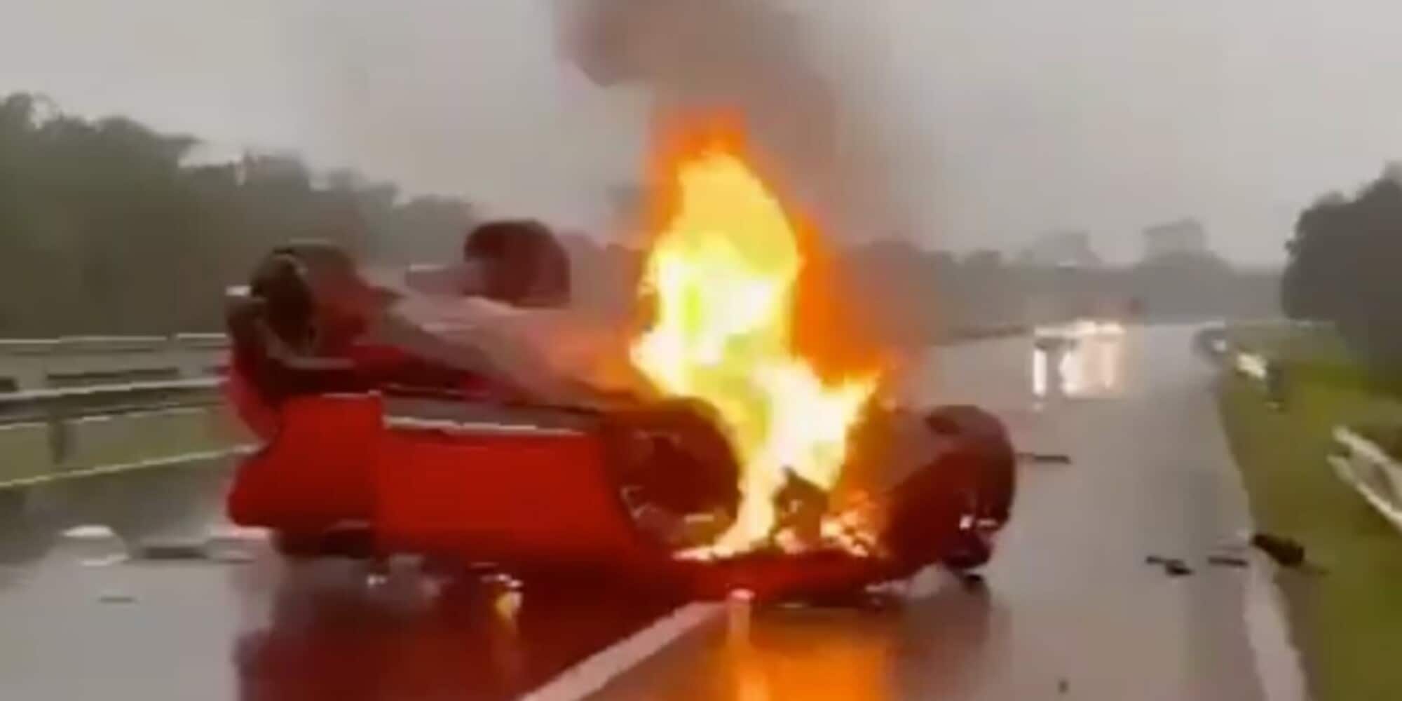 Lamborghini Urus in cenere: prima si ribalta, poi va in fiamme VIDEO