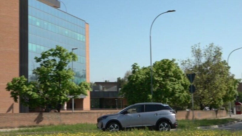 Peugeot 3008 Hybrid, la prova su strada