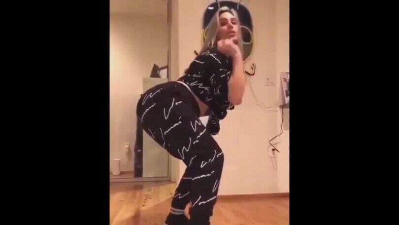 Ipnotizza tutti col suo twerking: peccato che poi perde l’equilibrio e spacca la porta