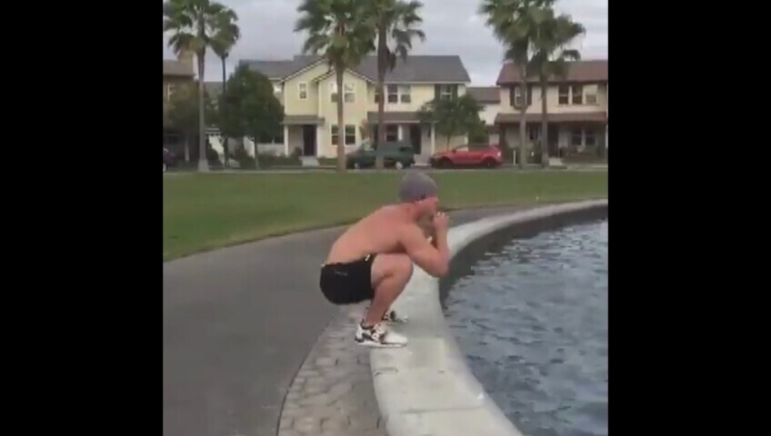 Gli jump squat per questo ragazzo muscoloso sono un buco…nell'acqua