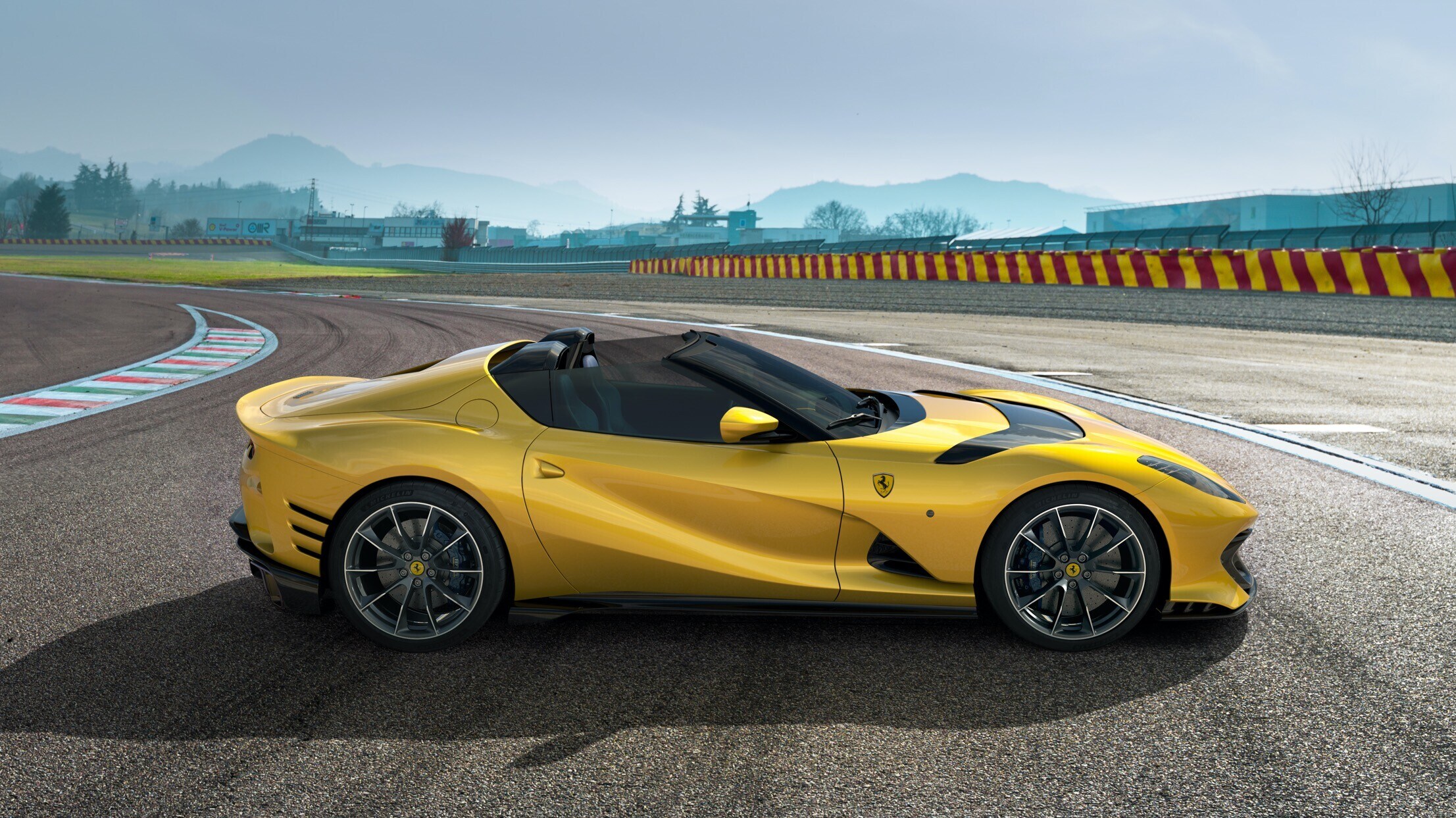 Ferrari 812 Competizione A, apoteosi V12