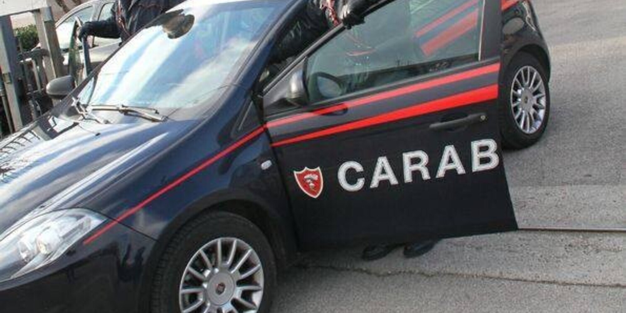 Non ha la patente e guida un'auto rubata, la sanzione è salatissima