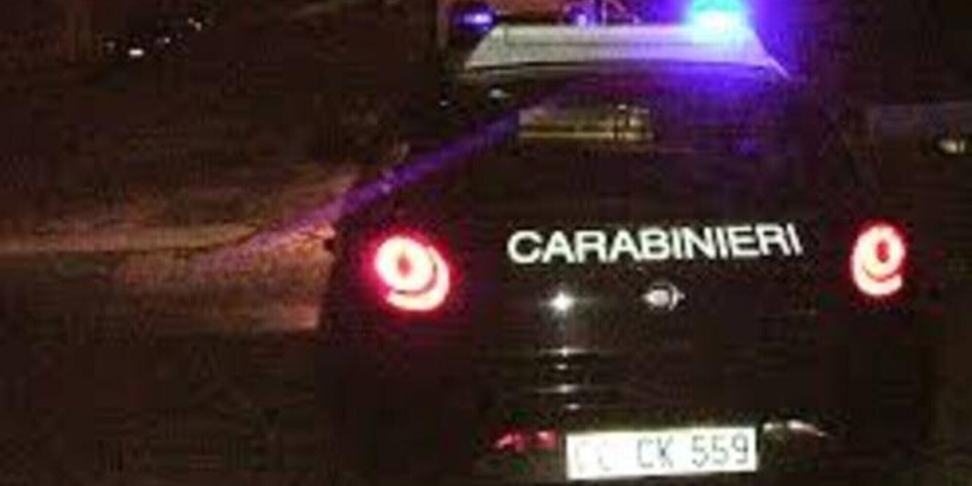 Dalla fuga in auto alle siepi per nascondere la droga, ma gli ritirano la patente