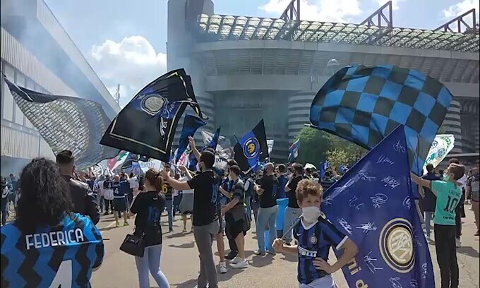 Inter, i tifosi aspettano il pullman