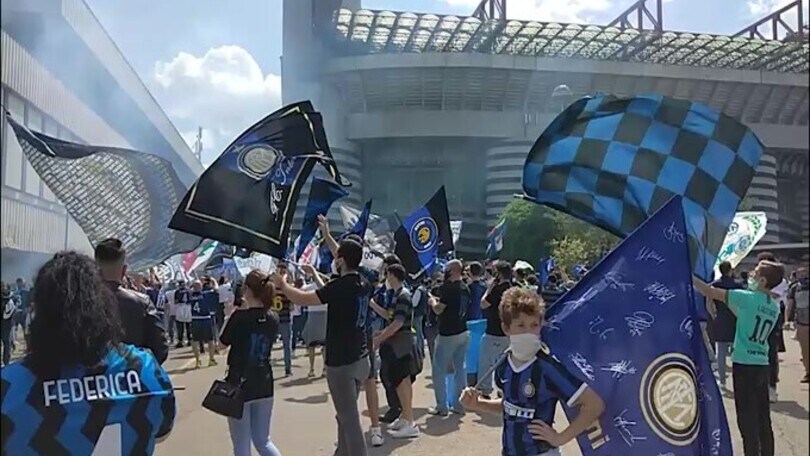 Inter, i tifosi aspettano il pullman