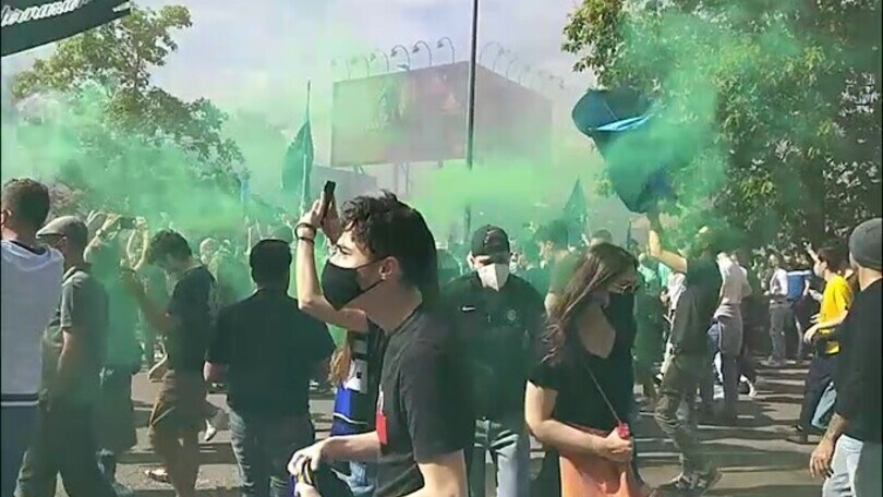 Inter, arriva il pullman e scoppia la festa