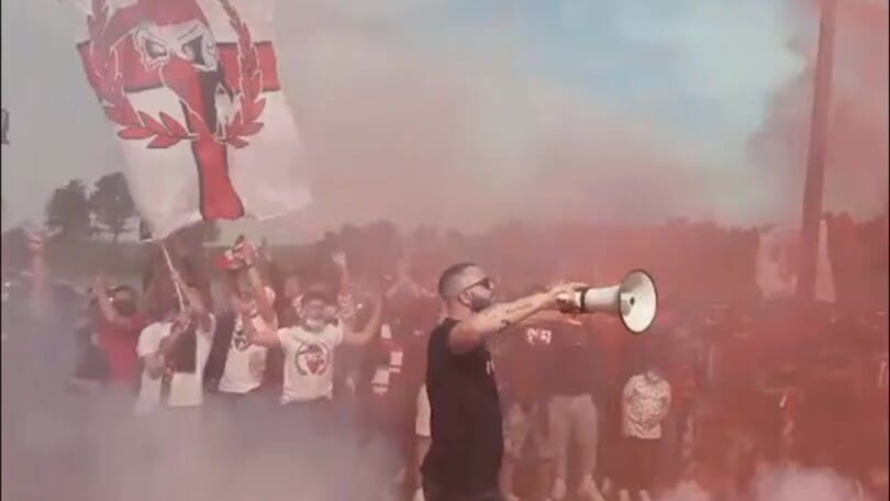 Milan, i tifosi caricano la squadra