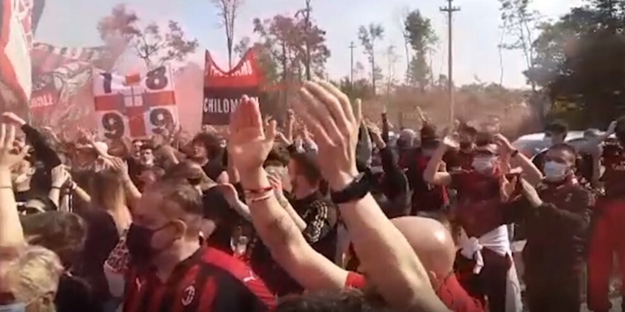 Juve-Milan, i tifosi rossoneri caricano la squadra di Pioli