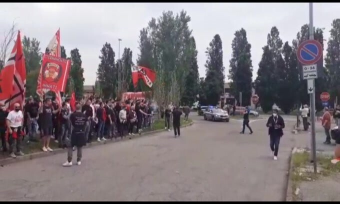 Monza, tifosi in festa per l'arrivo del pullman