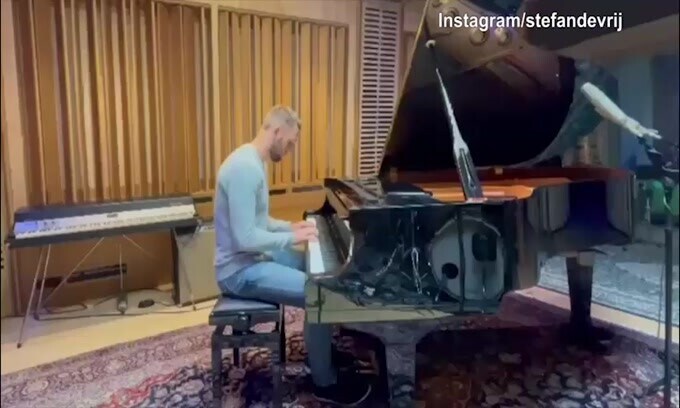 De Vrij, nuova esibizione al pianoforte