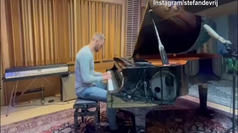 De Vrij, nuova esibizione al pianoforte