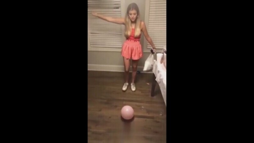 La ragazza e il palloncino: invece di scoppiarlo, distrugge il lampadario