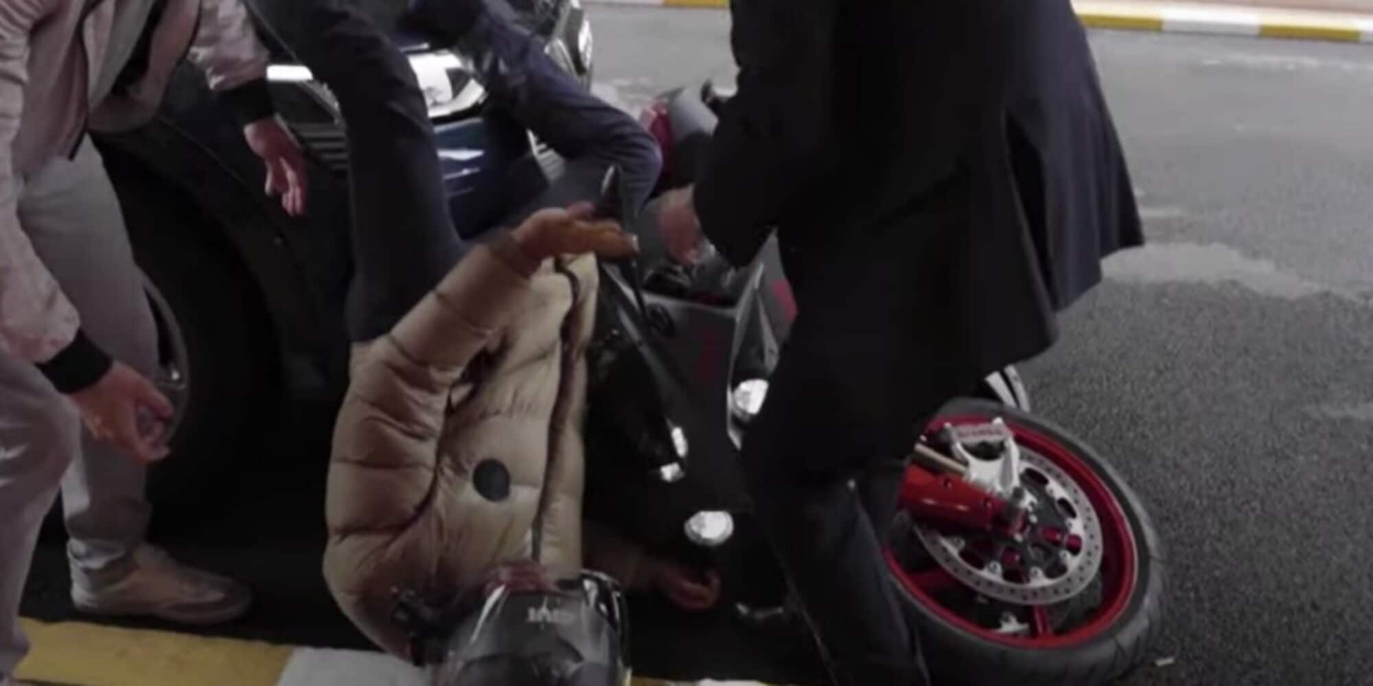 Nico Rosberg, "gambe all'aria" dalla moto VIDEO