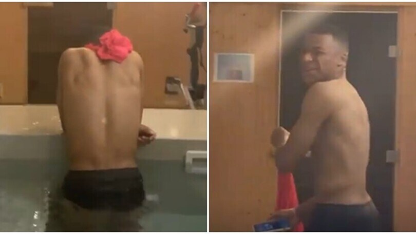 Neymar colpisce alle spalle Mbappé...