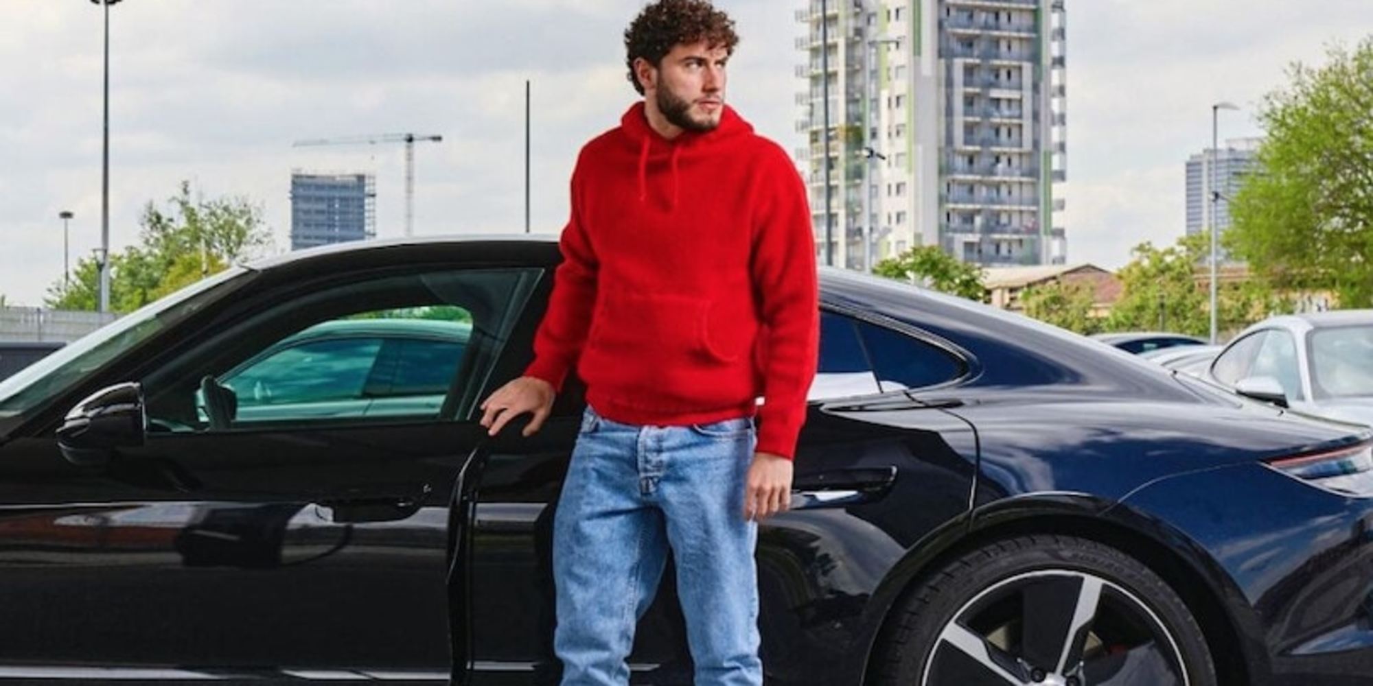 Calabria, il terzino del Milan si regala una Porsche Taycan