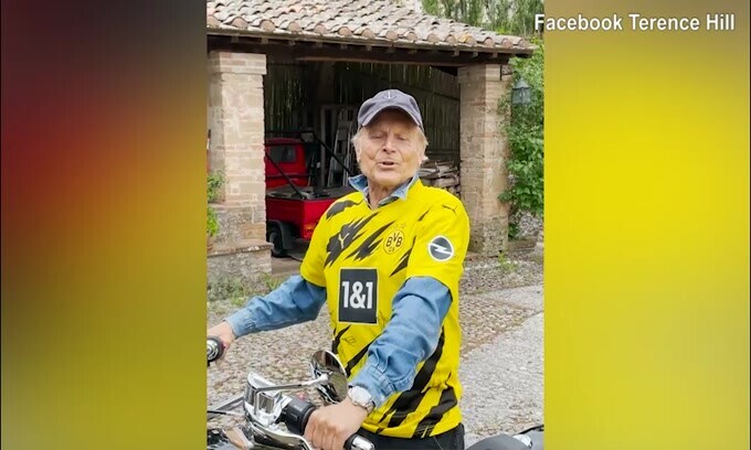 Haaland o Terence Hill? Chi c'è in sella alla Bmw