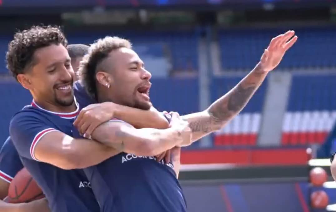 Neymar come Stephen Curry. Che canestro!