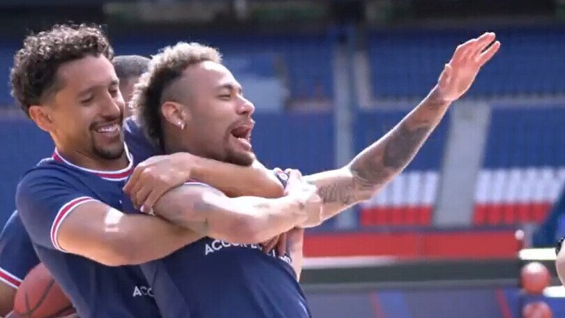 Neymar come Stephen Curry. Che canestro!