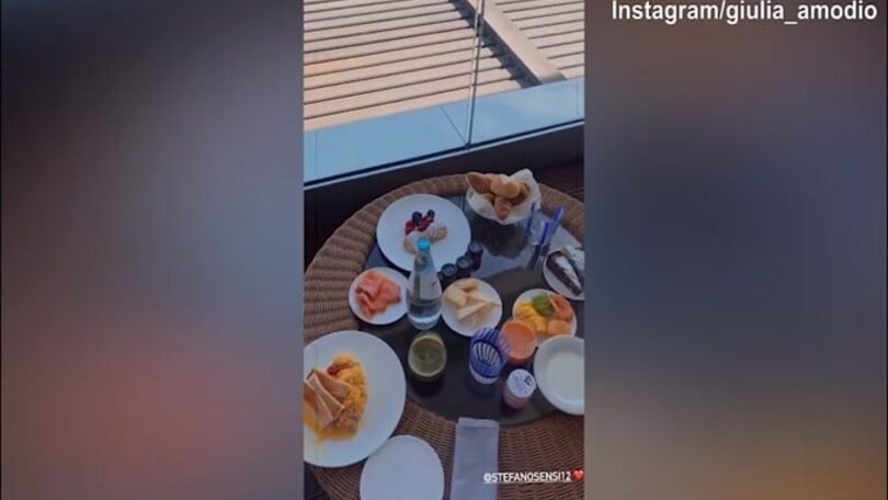 Sensi e la fidanzata, prima la colazione poi il giro sul lago