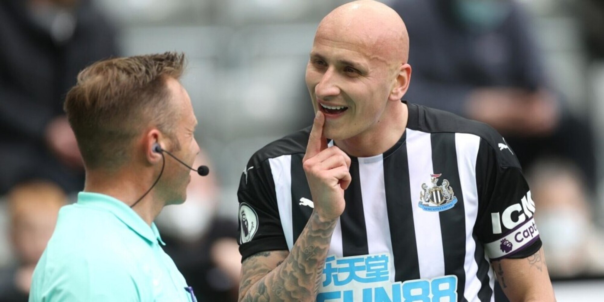 Newcastle, Shelvey da non crederci; perde un dente ma torna in campo