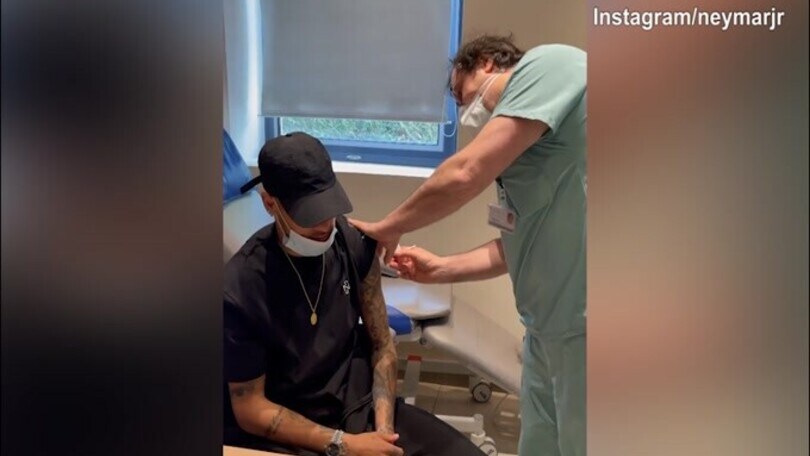 Neymar si vaccina: "Che felicità"