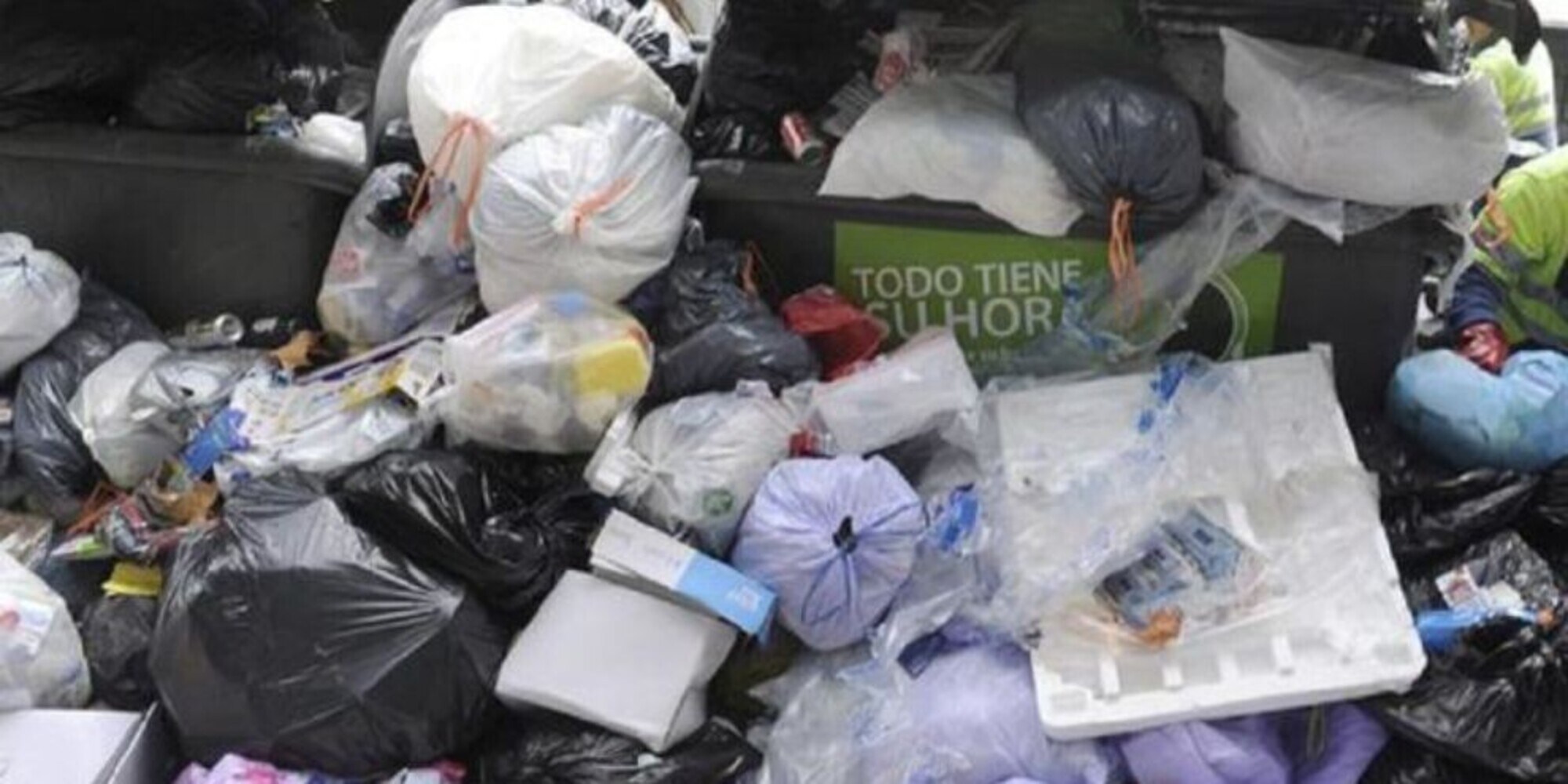 Netturbino trova 9 mila euro in un sacco di vestiti usati