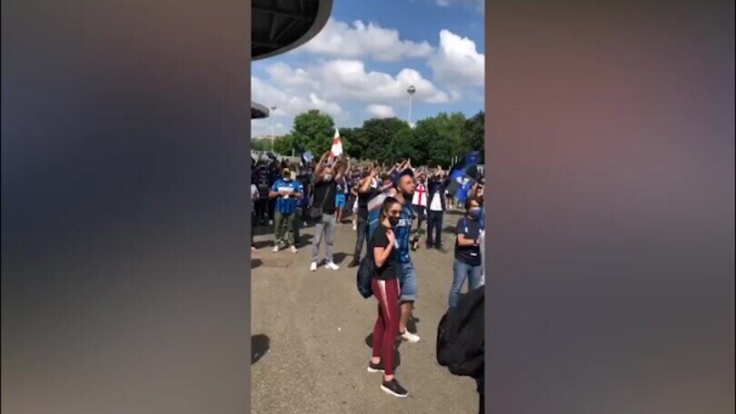 Inter, festa dei tifosi fuori da San Siro