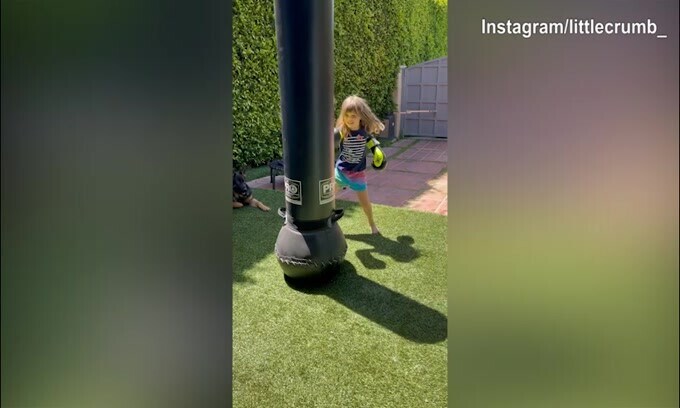 Elisabetta Canalis non molla, che pugni!