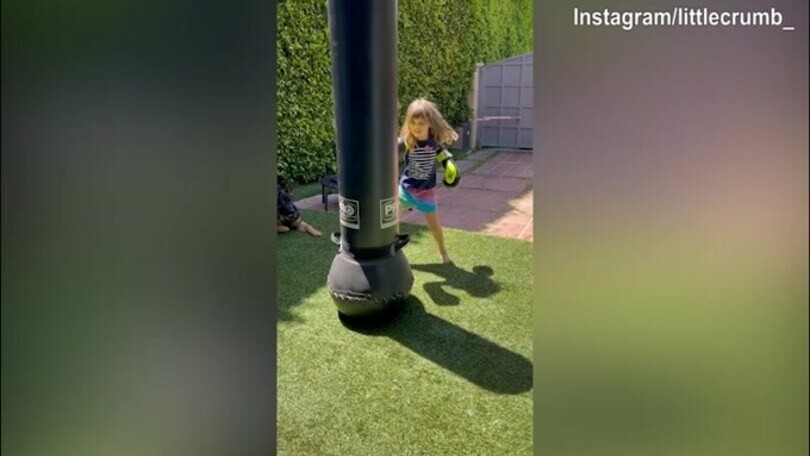 Elisabetta Canalis non molla, che pugni!