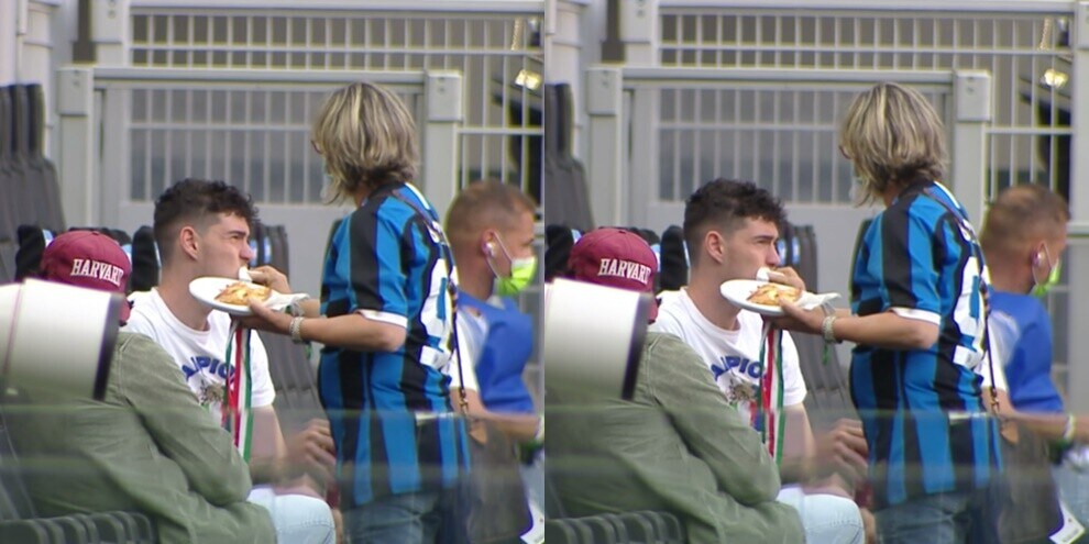 Bastoni, il siparietto con la mamma: mangia la pizza, lei lo pulisce