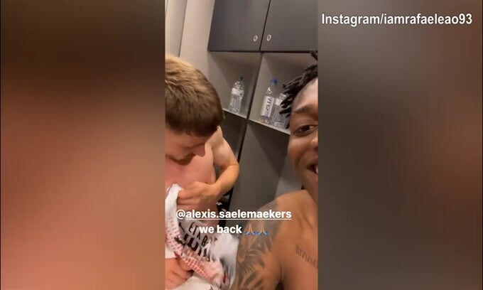 Leao a Saelemaekers: "Chi ti chiama?" e lui mostra la Champions...