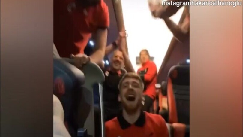 Milan, delirio sul pullman: "Milan is on fire"