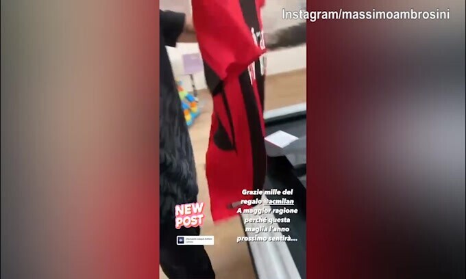 Ambro riceve la maglia del Milan: "Voi mi avete fatto il regalo"