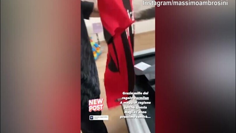 Ambro riceve la maglia del Milan: "Voi mi avete fatto il regalo"